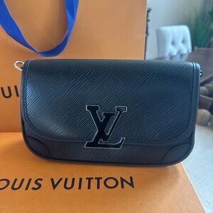 Louis Vuitton Buci Black Epi Leather Crossbody Silver Hrdwre Full Set Excellent